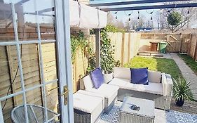 Beautiful 2Bed House With Garden, Walking Distance To Town - Free Parking